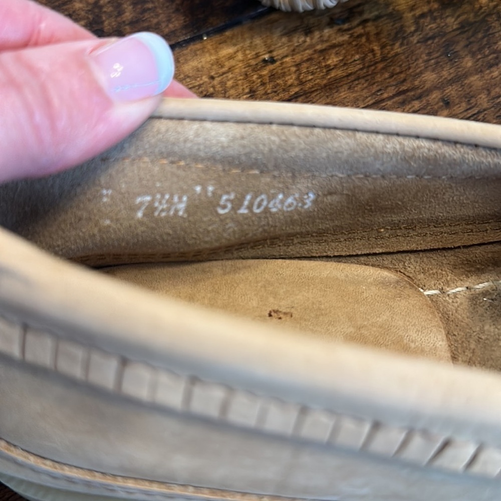 Eastland Light Tan Leather Moccasin Loafers with Bow - Picture 6 of 9